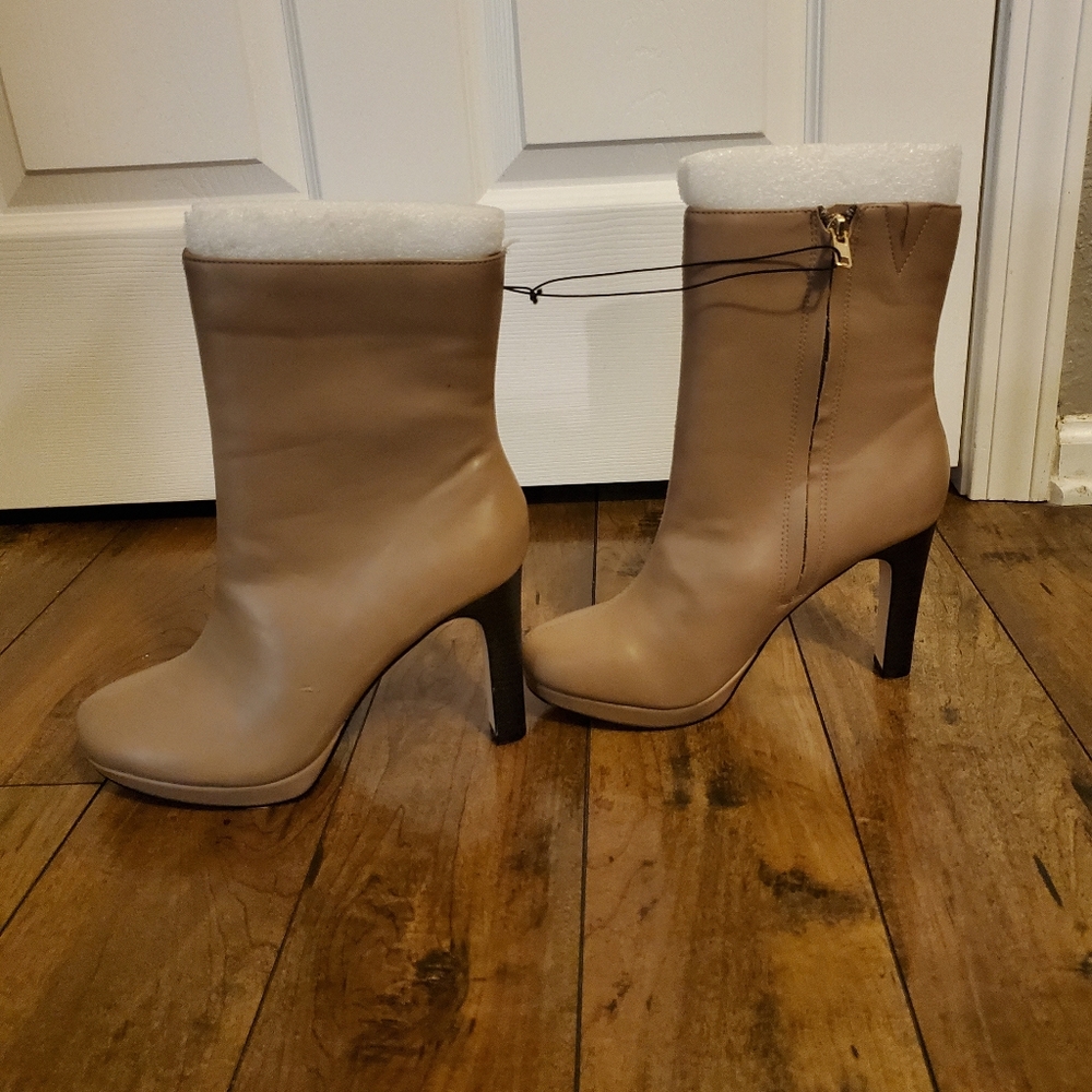 Eva Mendes tan boots